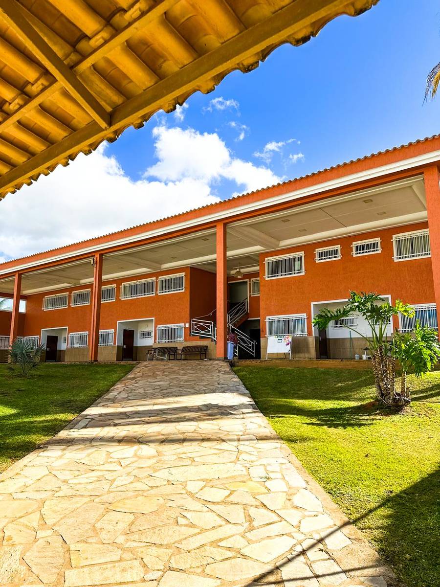 Ala de internação cercada por jardins